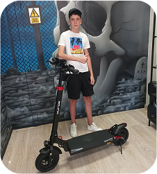 joven sosteniendo una patineta tiene camiseta blanca