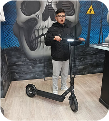 joven sosteniendo una patineta tiene camiseta negra