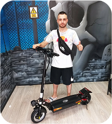patineta eléctrica con luces led abajo rojas